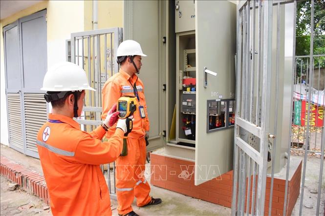 Công nhân EVNHANOI kiểm tra tủ điện nhằm phát hiện sớn các nguy cơ phát sinh sự cố thông qua thiết bị đo nhiệt. (Ảnh: Quốc Lũy/TTXVN)